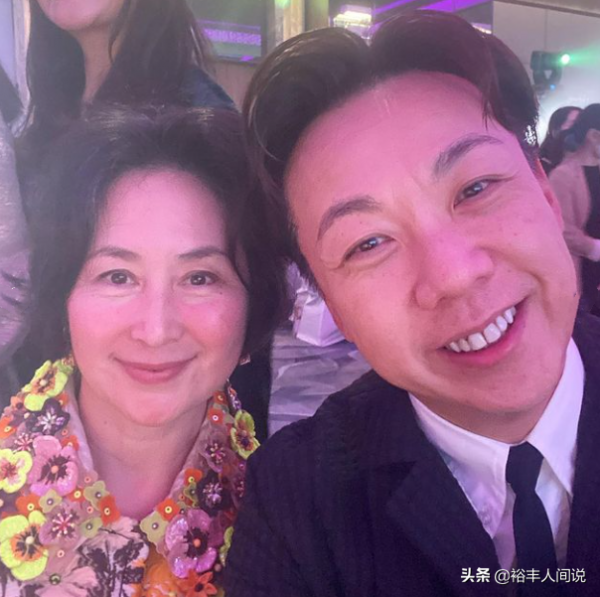 何超瓊四姐妹再聚首!何超鳳穿黑衣打扮優雅,何超蕸穿藍衣顯富態 何超瓊四姐妹再聚首!何超鳳穿黑衣打扮優雅,何超蕸穿藍衣顯富態