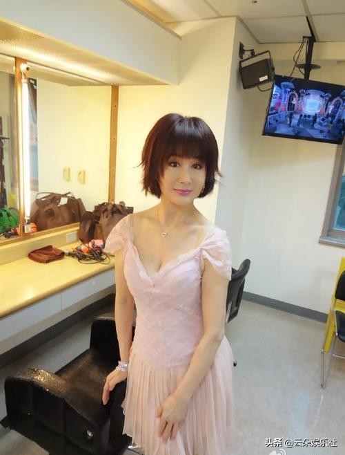 周濤51歲穿老年裙，71歲的潘迎紫，穿粉色v領的裙子