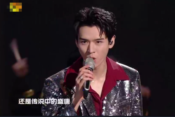 “南北”雙臺跨年：唐嫣美豔、王鷗搶鏡，楊冪眼妝像“發光眼屎”