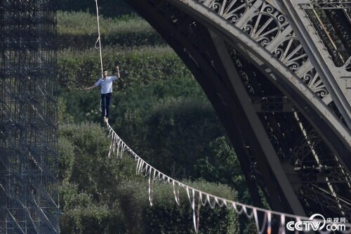 法國小夥從埃菲爾鐵塔出發在670米高空走鋼絲