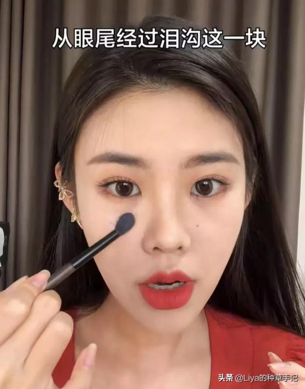 跟著抖音學化妝的女生,也太慘了 跟著抖音學化妝的女生,也太慘了