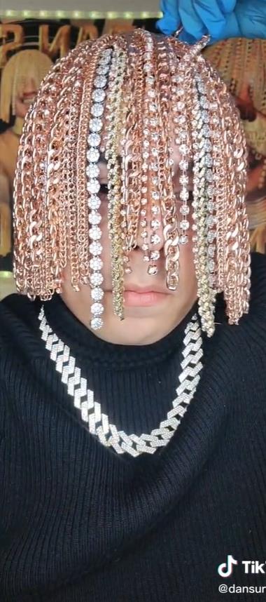 墨西哥Rapper頭皮植入數十條大金鍊，搞了一頭名副其實的金髮