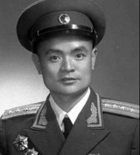 他曾是粟裕的警衛員，一句話被送到戰場當營長，後成我國上將