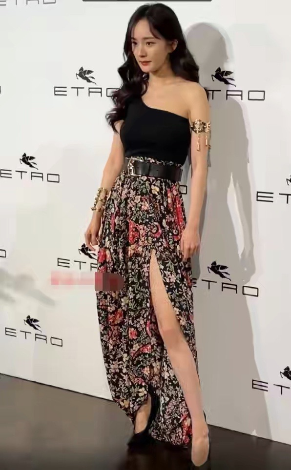 沒打光沒修圖,這才是楊冪的真實樣,臉上膠原蛋白流失手臂肉鬆 沒打光沒修圖,這才是楊冪的真實樣,臉上膠原蛋白流失手臂肉鬆