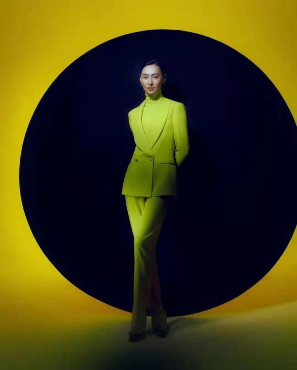 頂級名媛梁洛施顏值絕了！穿露背亮片裙跟名導拍大片，女人味爆棚