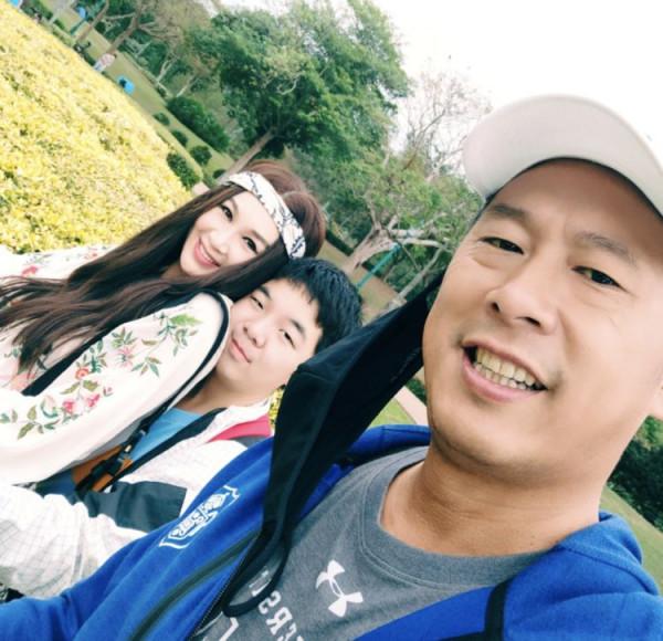 溫碧霞曬與老公恩愛出遊，養子身高超媽媽，母子貼面擁抱不避嫌