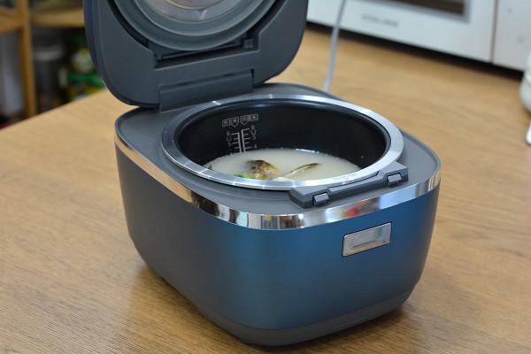 秋天多喝魚頭豆腐湯，湯汁乳白，有人用涼水有人用熱水，有講究