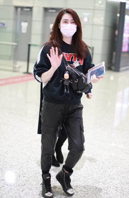 洪欣扮嫩真有一套,穿衛衣配皮褲又美又酷,50歲純素顏嫩得像少女 洪欣扮嫩真有一套,穿衛衣配皮褲又美又酷,50歲純素顏嫩得像少女