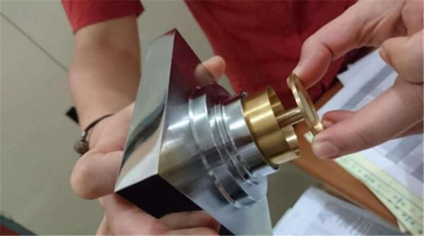 洗衣機排水管直接插在地漏裡?趕緊拔出來,這樣做才對 洗衣機排水管直接插在地漏裡?趕緊拔出來,這樣做才對