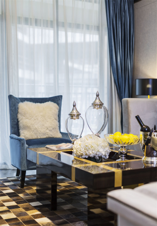 好鞍配好馬，富貴配奢華