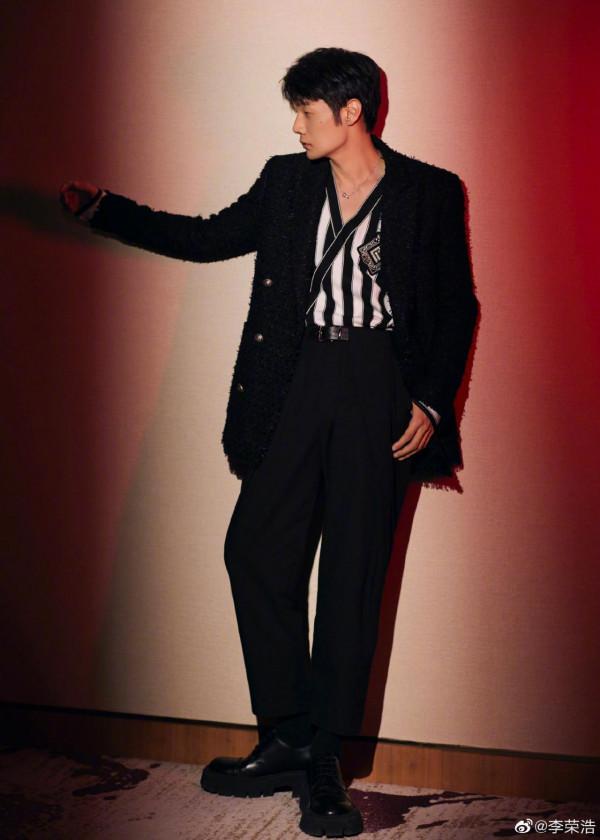 貌似有才華的大多數眼睛都比較小，李榮浩也不例外