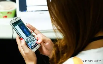 解決含胸駝背的好方法，提高自己的氣質只需幾個動作