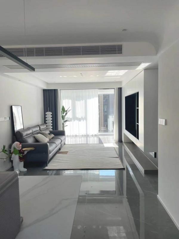 她家全屋大白牆，簡約又大方，電視牆做櫃子，飄窗改吧檯，真明智