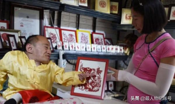 我身高70釐米，娶了個老婆跟人跑了，如今我靠剪紙養活女兒