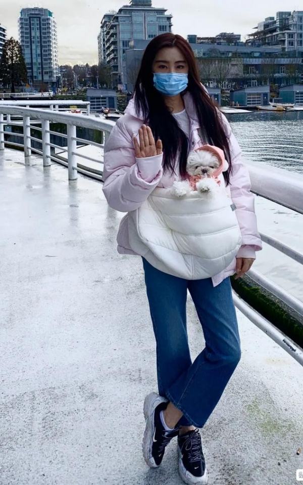 王祖賢也老了，特意穿縵衣拜佛好正式，素顏面板鬆弛雙眼皮塌陷