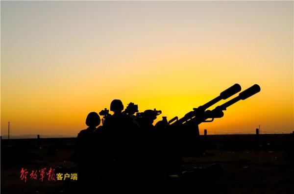 一組夕陽下的剪影帶你領略防空兵的雄姿