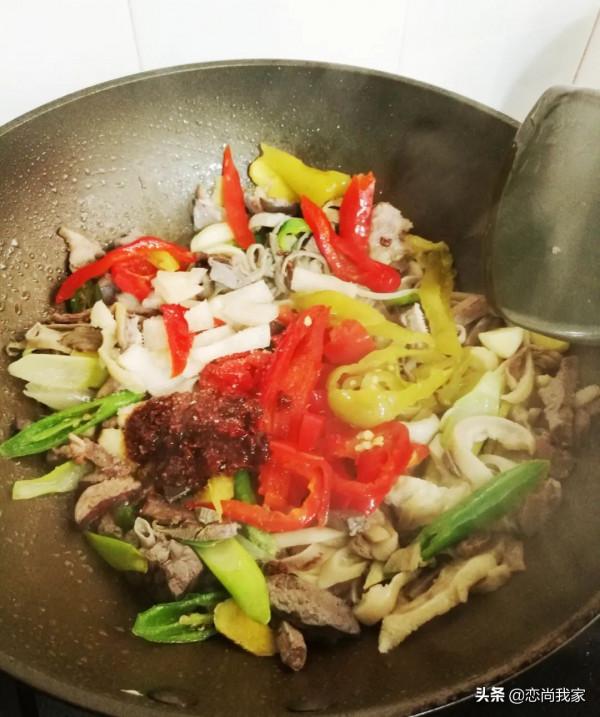 羊雜怎麼處理才能去腥，這個洋蔥泡椒炒羊雜是不錯的下飯菜