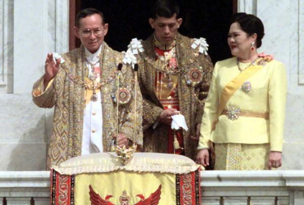 德媒曝泰王度假生活：年消費10億富得流油，世界頂尖鑽石王老五