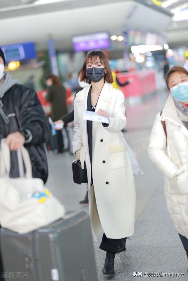 街拍：吳謹言穿黑白look配短髮造型清新知性十足