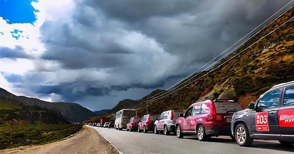 數百輛豪車停在川藏公路上,價值萬元卻無人拖走,當地人:不敢撿 數百輛豪車停在川藏公路上,價值萬元卻無人拖走,當地人:不敢撿