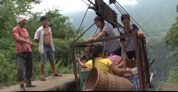 懸崖上的村莊：萬丈懸崖上村民靠一根鐵索出行，坐上去腳都發抖