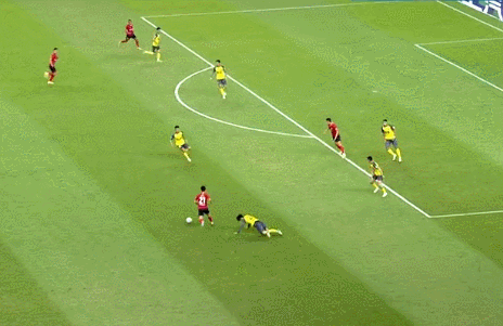 中超-廣州2-0擒10人亞泰奪第二階段首勝 鄧涵文破門楊立瑜轟世界波 中超-廣州2-0擒10人亞泰奪第二階段首勝 鄧涵文破門楊立瑜轟世界波