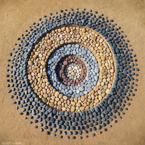 大地藝術家再出新作，普通石頭拼出精美花紋，解壓又治癒