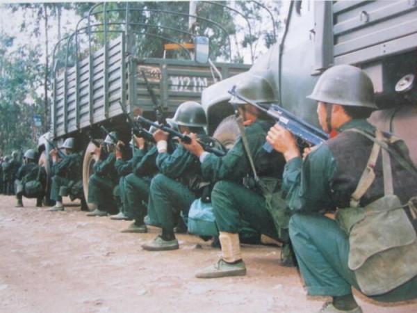 1993年,海南悍匪劉進榮,一人對陣70多名軍警,後被當場亂槍射殺 1993年,海南悍匪劉進榮,一人對陣70多名軍警,後被當場亂槍射殺