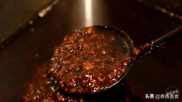 一碗麵要十種小料配，難怪有吃貨說吃起來巴適得很