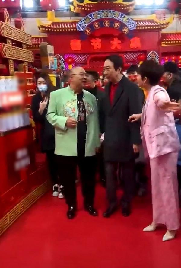 遼寧春晚彩排現場曝光 馮鞏人氣旺，網紅張同學搭檔郭冬臨演小品