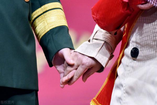 軍嫂,你是那麼的美!紅妝配戎裝,他守祖國你守家 軍嫂,你是那麼的美!紅妝配戎裝,他守祖國你守家