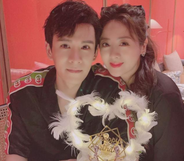 小李琳為姐弟戀老公慶生,穿黑衣袖口鑲鑽太時髦 小李琳為姐弟戀老公慶生,穿黑衣袖口鑲鑽太時髦