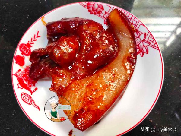 把豬肉放進電飯鍋,不加一滴水直接燜,出鍋香到流口水,渣都不剩 把豬肉放進電飯鍋,不加一滴水直接燜,出鍋香到流口水,渣都不剩