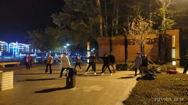 烏倫古湖邊撿到心儀的戈壁玉