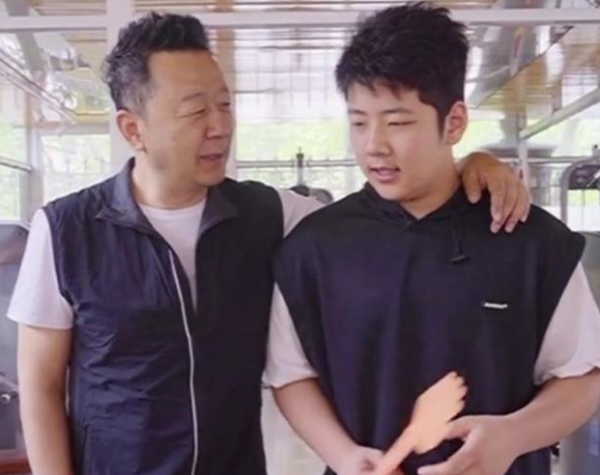 54歲郭濤現身直播帶貨？人氣慘淡狀態不佳，滿臉褶子違和感重