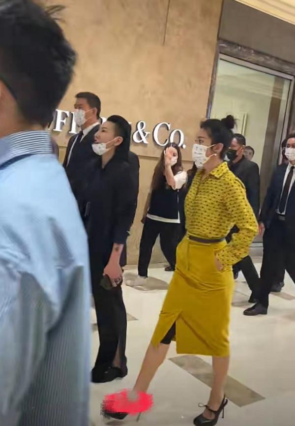 李冰冰參加活動由多個安保“護駕”,被贊臉小眼睛大完美得像雕塑 李冰冰參加活動由多個安保“護駕”,被贊臉小眼睛大完美得像雕塑