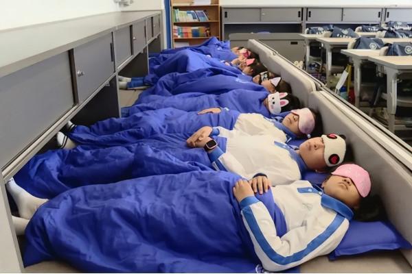 一所學校的課桌椅火出圈，讓學生實現午睡自由，家長大讚值得推廣