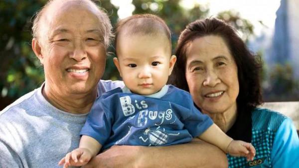 躲在車站哭泣的老人…… 躲在車站哭泣的老人……