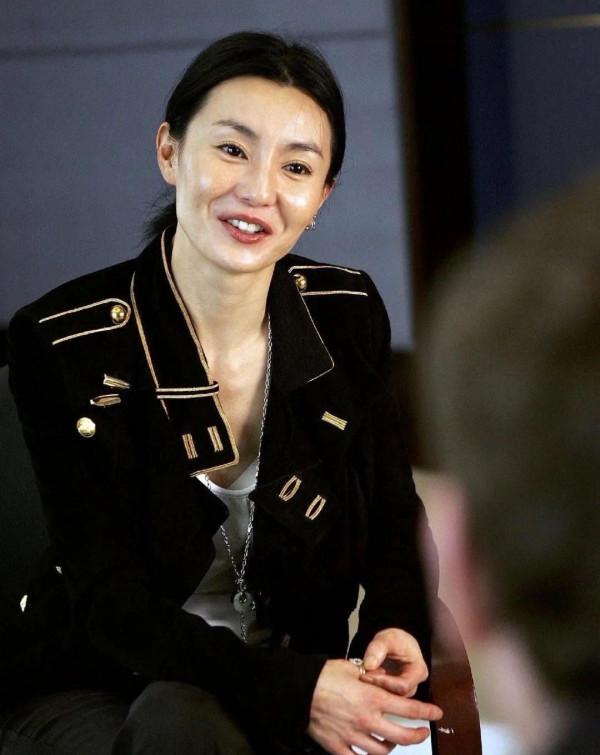 張曼玉的美難以復刻！41歲的無修舊照讓人心顫，優雅貌美似名媛