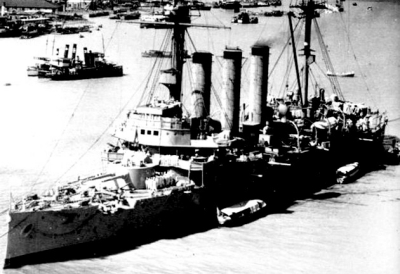 日軍旗艦34門火炮轟擊民房，國軍飛行員駕機撞日艦，怒吼：弄死它