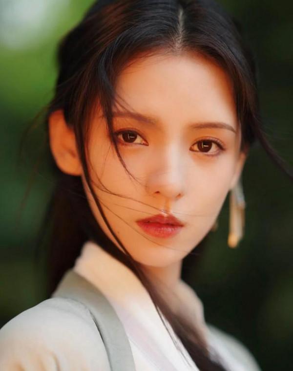 小說&OpenCurlyDoubleQuote;女主臉&rdquo;我只服這三位！張予曦標準建模臉，喬欣被低估