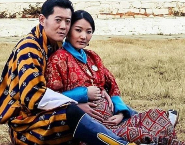 30歲不丹佩瑪王后真大膽,懷二胎也敢穿高跟鞋,鞋上繡滿花真驚豔 30歲不丹佩瑪王后真大膽,懷二胎也敢穿高跟鞋,鞋上繡滿花真驚豔