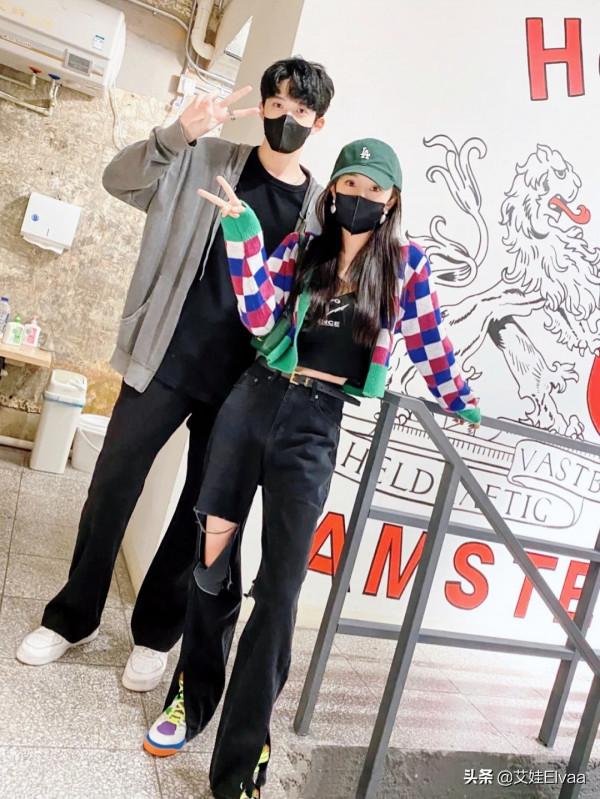 楊冪三里屯逛街,穿百元背心破洞褲似網紅,與小鮮肉合影真不避諱 楊冪三里屯逛街,穿百元背心破洞褲似網紅,與小鮮肉合影真不避諱