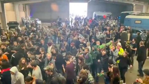 荷蘭爆發反封鎖遊行,稱";待在家更易生病";?警方放警犬趕人 荷蘭爆發反封鎖遊行,稱";待在家更易生病";?警方放警犬趕人