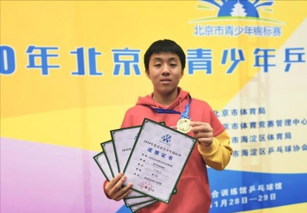 後繼有人！鄧亞萍15歲兒子0比2逆轉奪冠，10個月內連奪4金2銀3銅