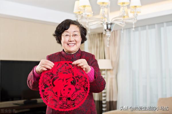 為什麼人老了，不能把錢看得太緊？兩位70歲老人說出各自真實經歷
