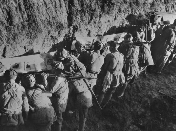 河南86歲老兵接受慰問,牆上老照片嚇壞省委書記,緊急聯絡軍區 河南86歲老兵接受慰問,牆上老照片嚇壞省委書記,緊急聯絡軍區