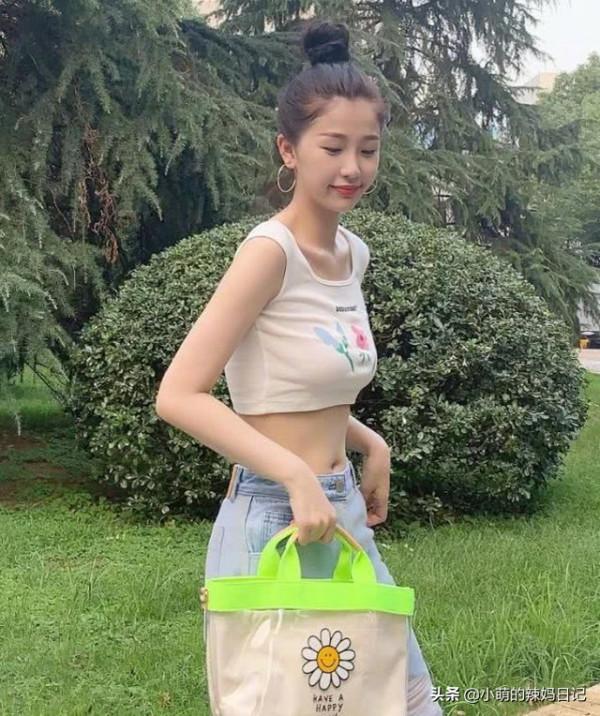 女生不管什麼身材，穿T恤記住“4不要”，顯胖還顯矮，很沒氣質