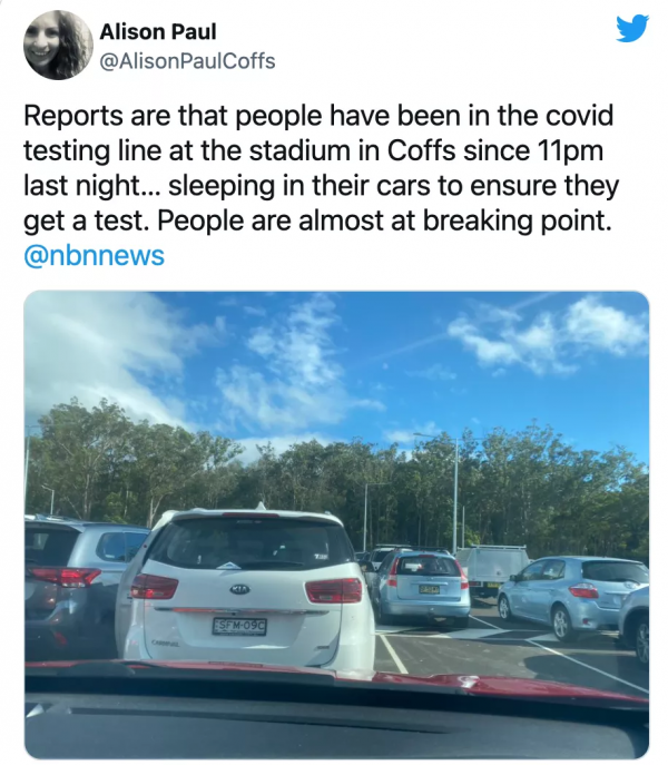 新州居民為檢測採取“極端措施”,為排上號直接睡車裡 新州居民為檢測採取“極端措施”,為排上號直接睡車裡