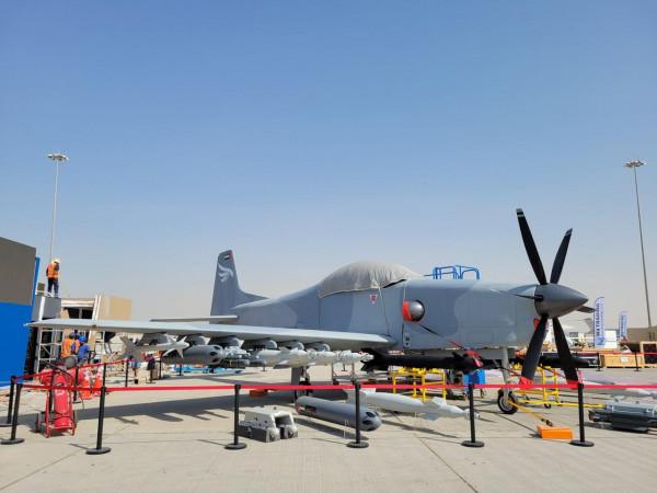 全球最大螺旋槳戰機亮相迪拜航展，12個外掛架裝滿導彈，威風凜凜